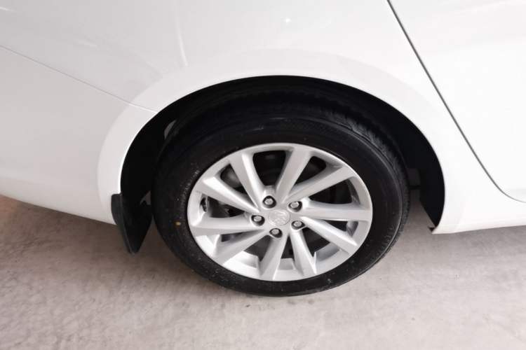 Used Buick Verano 2017 Sedan 15S Automatic Leading Model Right Rear Wheel Hub