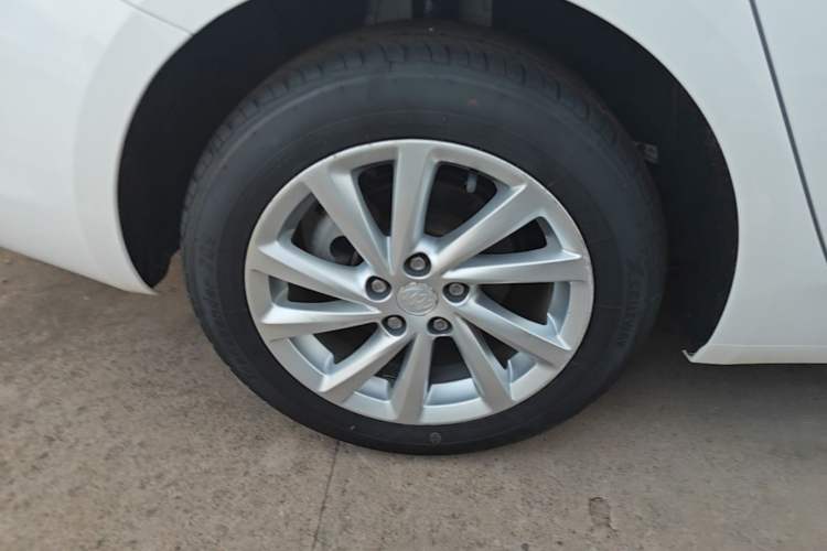 Used Buick Verano 2017 Sedan 15S Manual Entry-Level Model Right Rear Wheel Hub