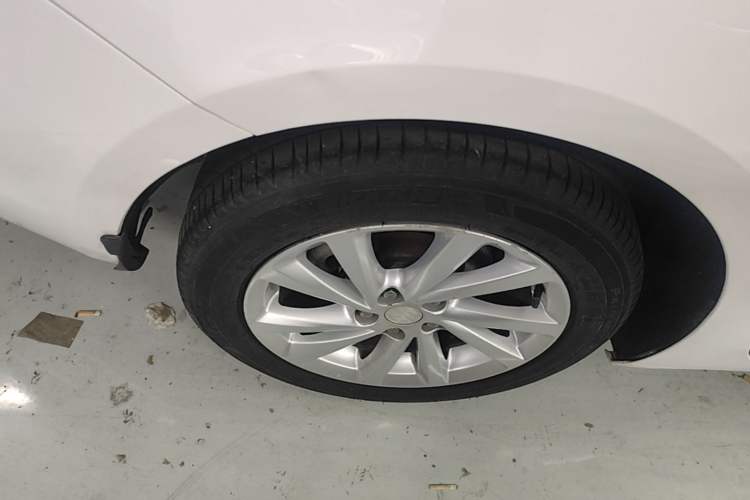 Used Buick Verano 2017 Sedan 15S Automatic Entry Model Right Rear Wheel Hub
