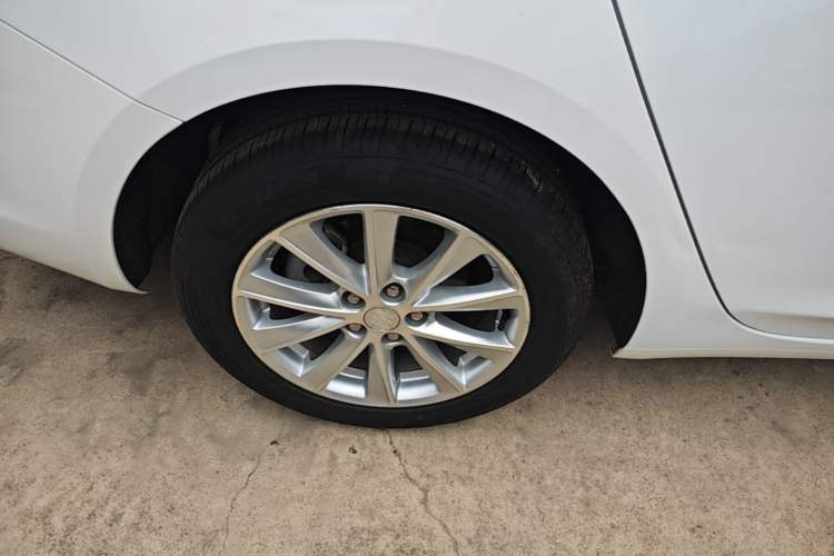 Used Buick Verano 2017 Sedan 20T Dual-Clutch Elite Model Right Rear Wheel Hub