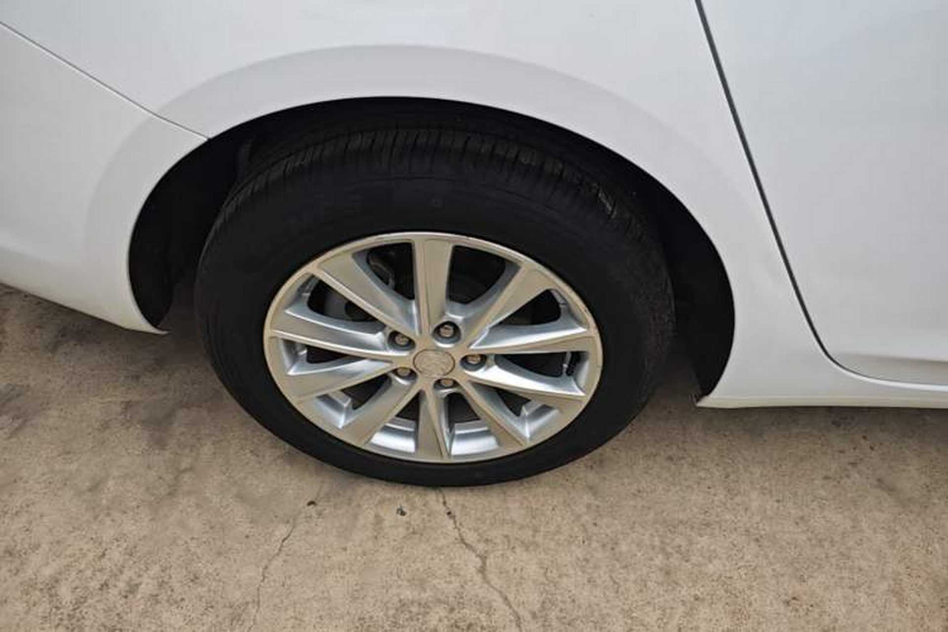 Used Buick Verano 2017 Sedan 20T Dual-Clutch Elite Model Right Rear Wheel Hub