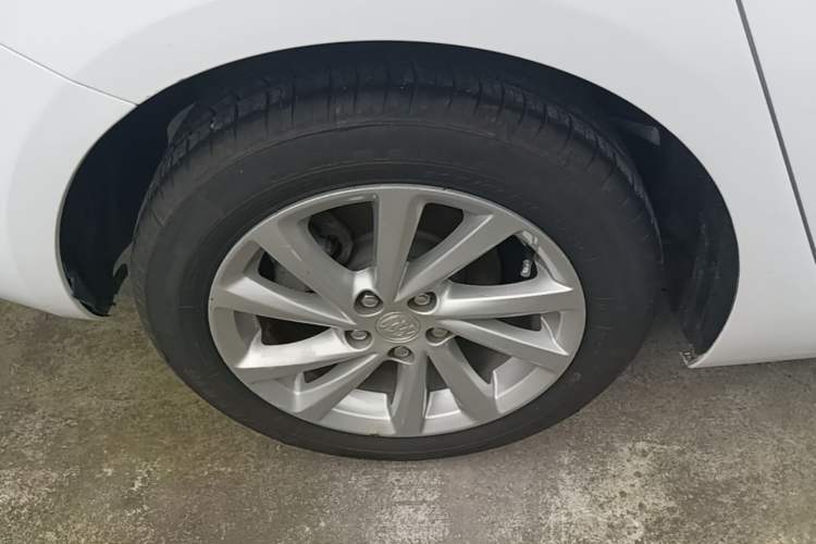 Used Buick Verano 2017 Sedan 15S Manual Entry-Level Model Right Rear Wheel Hub