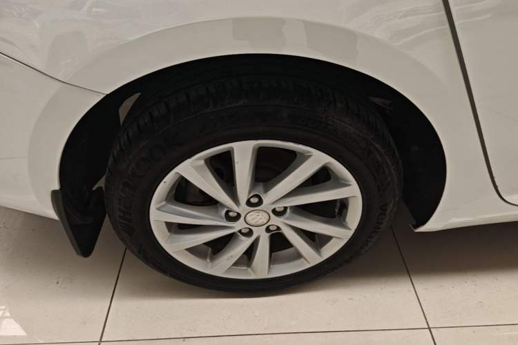 Used Buick Verano 2017 Sedan 15S Manual Entry-Level Model Right Rear Wheel Hub