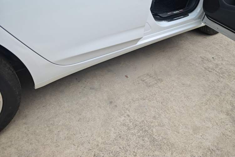 Used Buick Verano 2017 Sedan 20T Dual-Clutch Elite Model Right Side Sill