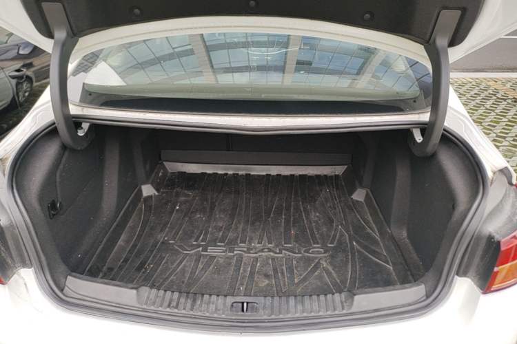 Used Buick Verano 2017 Sedan 20T Dual-Clutch Leading Model Trunk