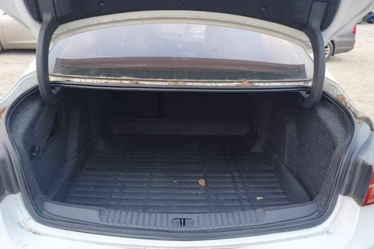 Used Buick Verano 2017 Sedan 20T Dual-Clutch Leading Model Trunk