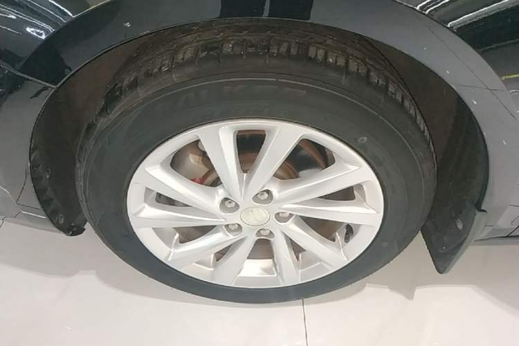 Used Buick Verano 2018 Sedan 15S Automatic Entry Model Left Front Wheel Hub