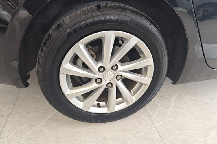Used Buick Verano 2018 Sedan 15S Automatic Entry Model Right Rear Wheel Hub