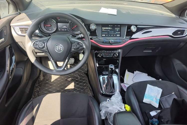Used Buick Verano 2018 Hatchback GS 20T Dual-Clutch Leading Model Center Console