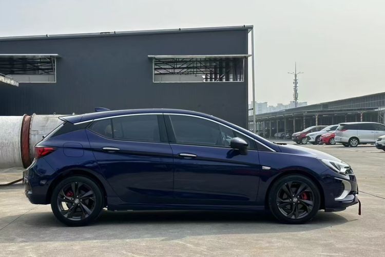 Used Buick Verano 2018 Hatchback GS 20T Dual-Clutch Luxury Model Exterior 2