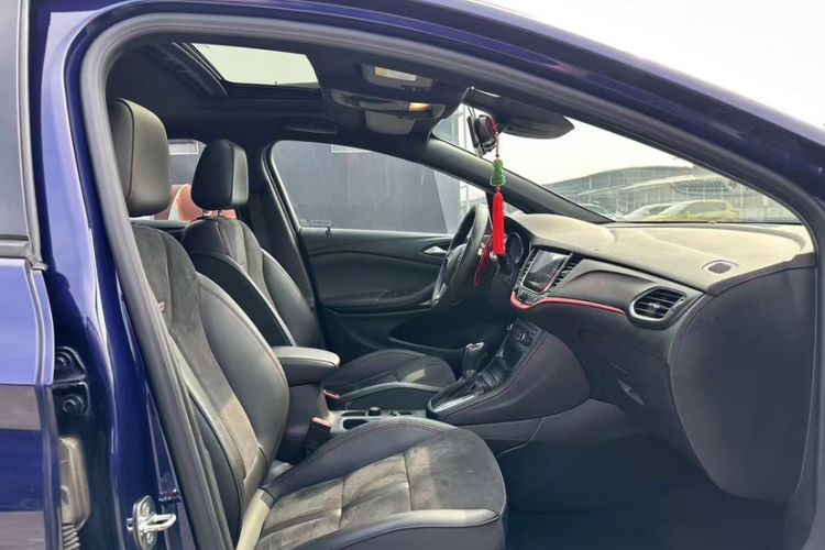 Used Buick Verano 2018 Hatchback GS 20T Dual-Clutch Luxury Model Interior 3
