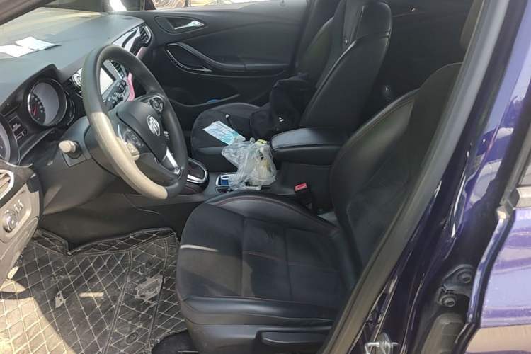 Used Buick Verano 2018 Hatchback GS 20T Dual-Clutch Leading Model Left Front Seat