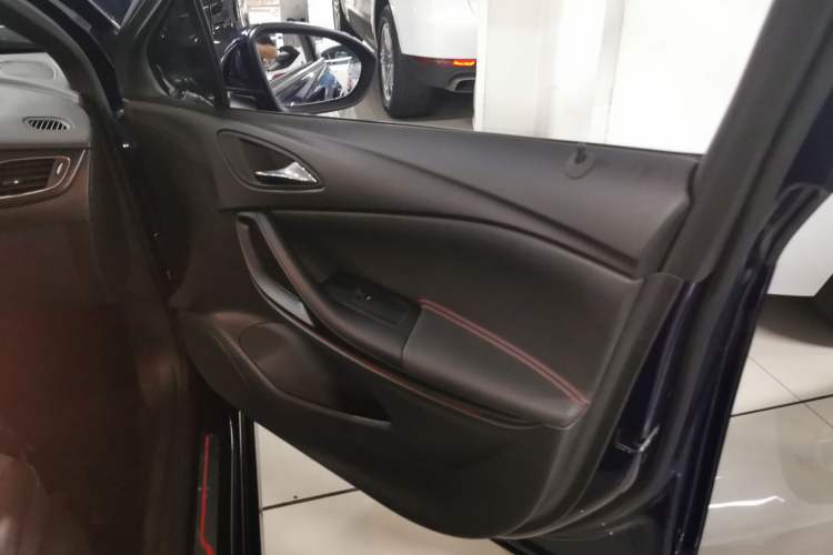 Used Buick Verano 2018 Hatchback GS 20T Dual-Clutch Luxury Model Right Front Door Interior