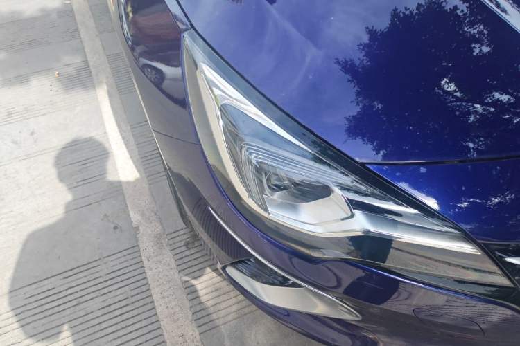 Used Buick Verano 2018 Hatchback GS 20T Dual-Clutch Luxury Model Right Front Headlight