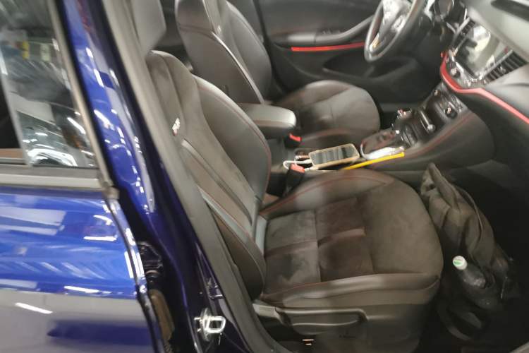 Used Buick Verano 2018 Hatchback GS 20T Dual-Clutch Luxury Model Right Front Seat