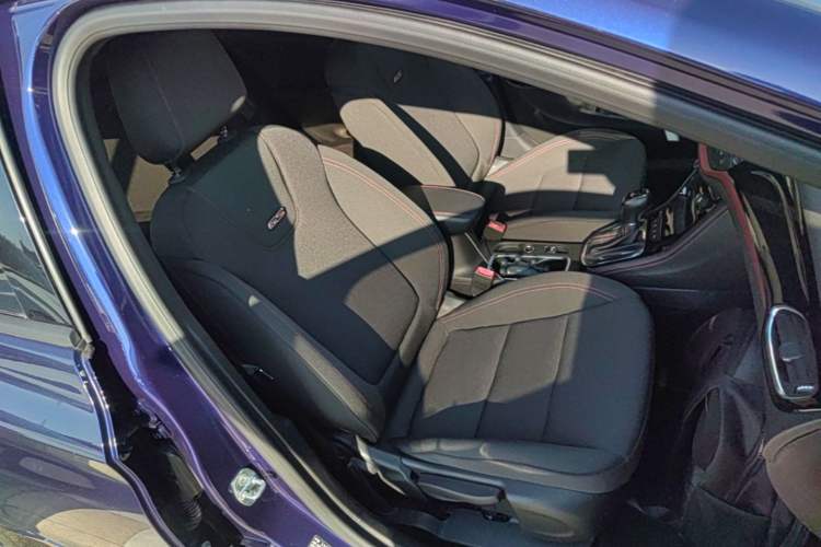 Used Buick Verano 2018 Hatchback GS 20T Dual-Clutch Progressive Model Right Front Seat