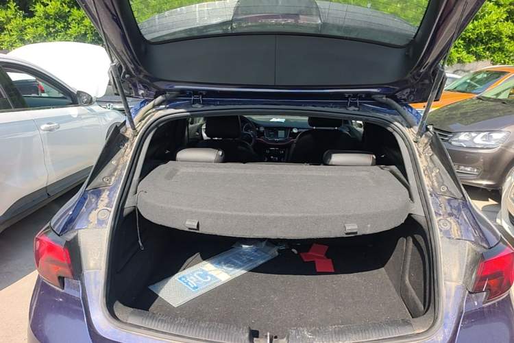 Used Buick Verano 2018 Hatchback GS 20T Dual-Clutch Leading Model Trunk