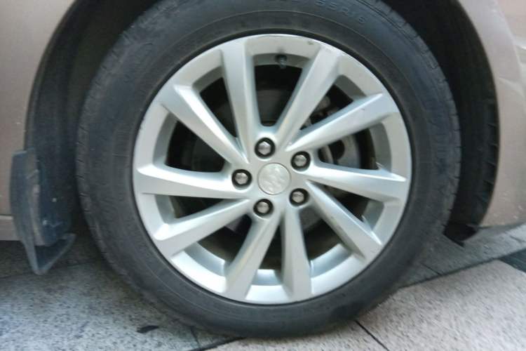 Used Buick Verano 2018 Sedan 15S Automatic Leading Model Right Front Wheel Hub