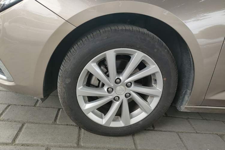Used Buick Verano 2018 Sedan 15S Automatic Leading Model Left Front Wheel Hub