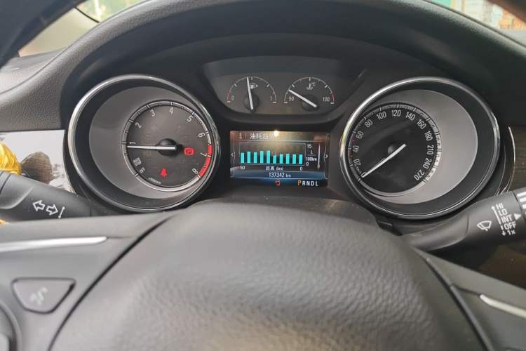Used Buick Verano 2018 Sedan 15S Automatic Leading Model Odometer Close Up