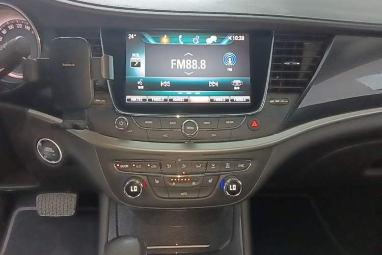 Used Buick Verano 2018 Sedan 20T Dual-Clutch Luxury Model Audio And AC Panel