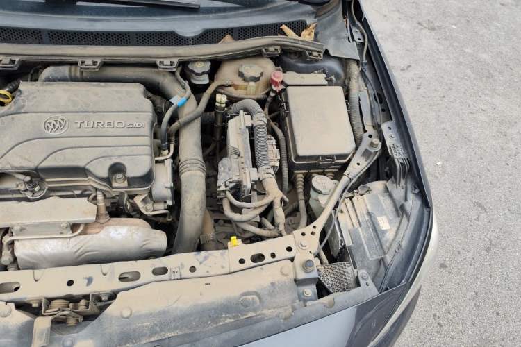 Used Buick Verano 2018 Sedan 20T Dual-Clutch Luxury Model Engine Bay Left