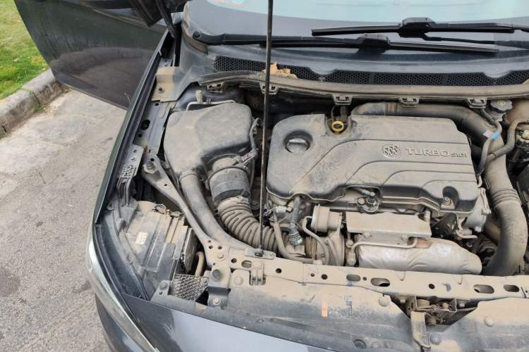 Used Buick Verano 2018 Sedan 20T Dual-Clutch Luxury Model Engine Bay Right
