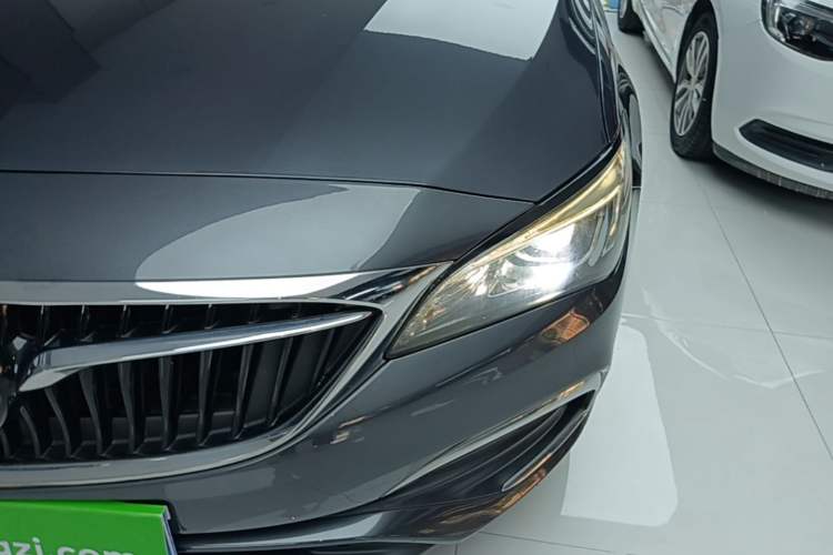 Used Buick Verano 2018 Sedan 20T Dual-Clutch Luxury Model Left Front Headlight