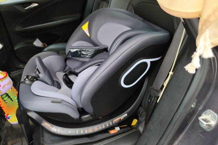Used Buick Verano 2018 Sedan 20T Dual-Clutch Luxury Model Left Rear Seat