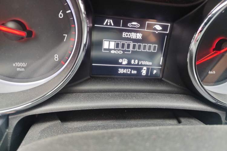 Used Buick Verano 2018 Hatchback 15S Automatic Leading Model Odometer Close Up