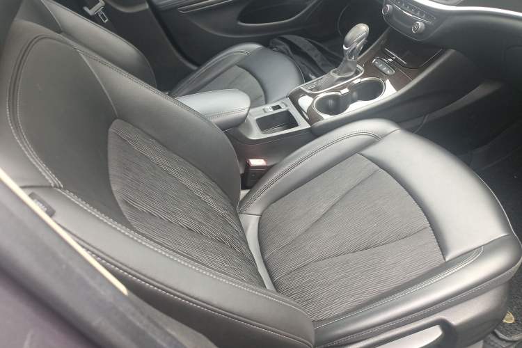 Used Buick Verano 2018 Sedan 20T Dual-Clutch Leading Model Right Front Seat