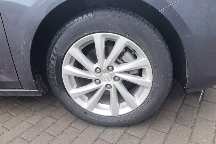Used Buick Verano 2018 Sedan 15S Automatic Leading Model Right Front Wheel Hub