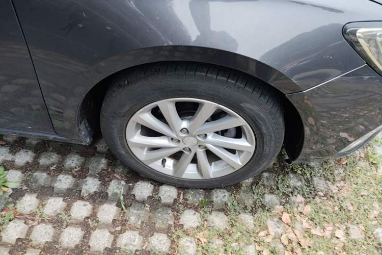 Used Buick Verano 2018 Sedan 15S Automatic Leading Model Right Front Wheel Hub