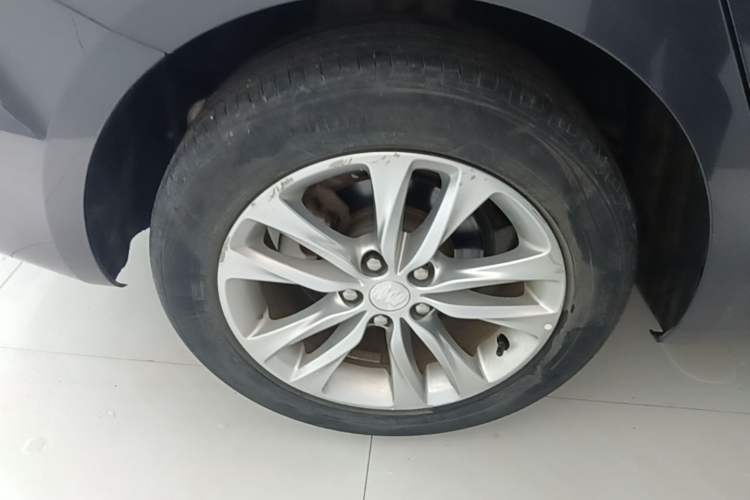 Used Buick Verano 2018 Sedan 20T Dual-Clutch Luxury Model Right Rear Wheel Hub