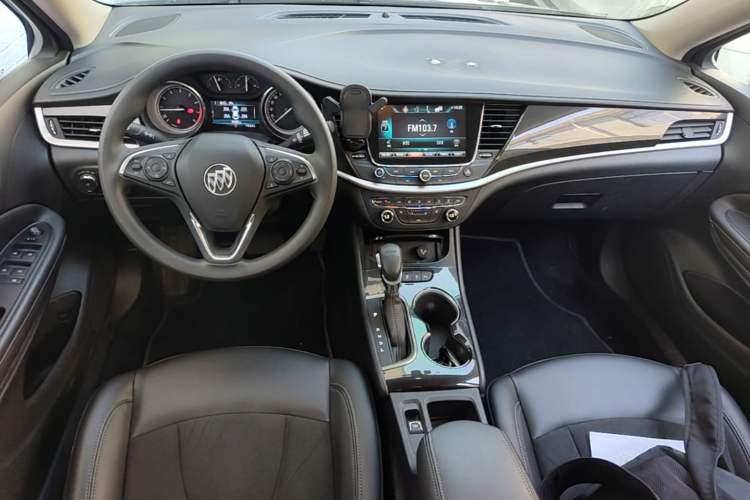 Used Buick Verano 2018 Sedan 20T Dual-Clutch Luxury Model Center Console