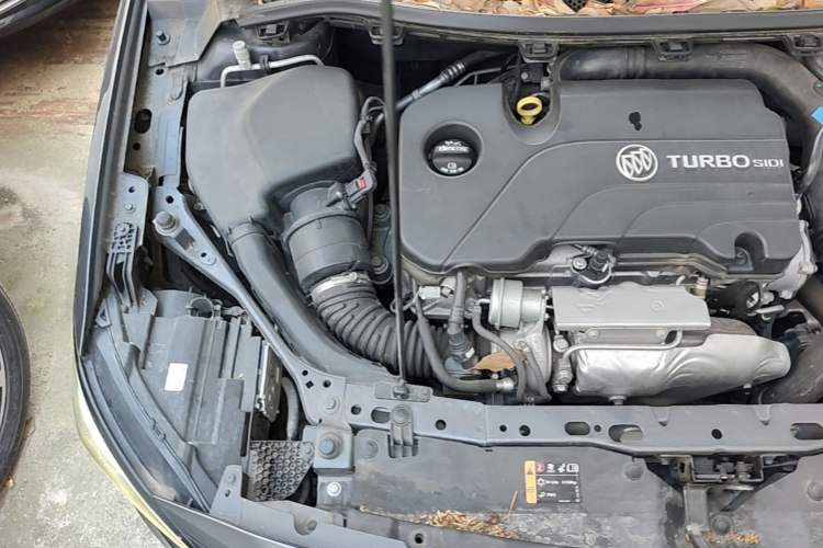 Used Buick Verano 2018 Sedan 20T Dual-Clutch Luxury Model Engine Bay Right