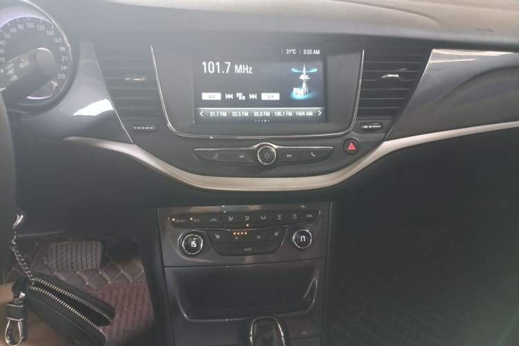 Used Buick Verano 2018 Hatchback 15S Automatic Leading Model Audio And AC Panel