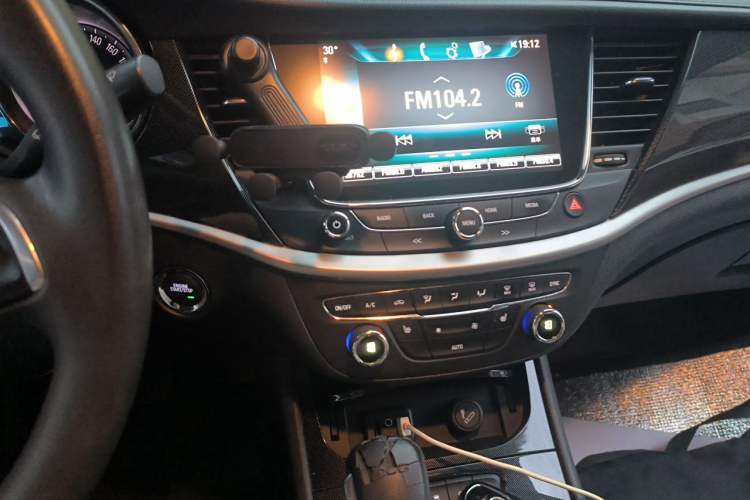 Used Buick Verano 2018 Sedan 20T Dual-Clutch Luxury Model Audio And AC Panel