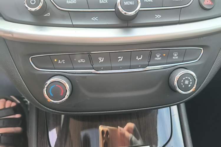 Used Buick Verano 2018 Sedan 20T Dual-Clutch Leading Model Audio And AC Panel