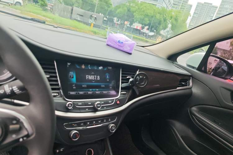 Used Buick Verano 2018 Sedan 20T Dual-Clutch Leading Model Audio And AC Panel