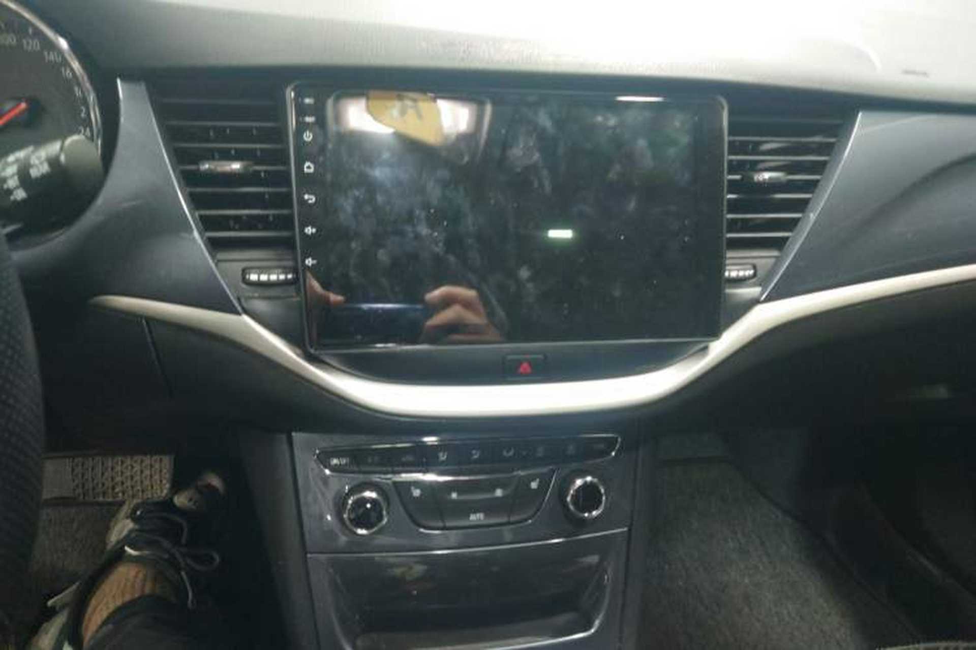 Used Buick Verano 2018 Hatchback 15S Automatic Leading Model Audio And AC Panel