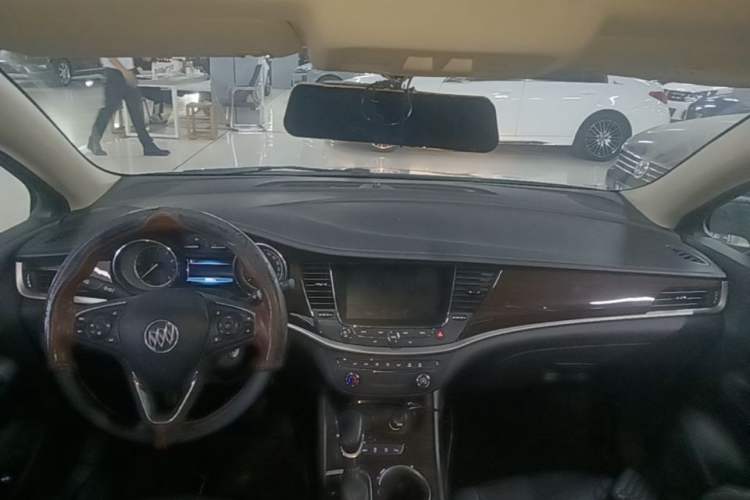 Used Buick Verano 2018 Sedan 15S Automatic Leading Model Center Console