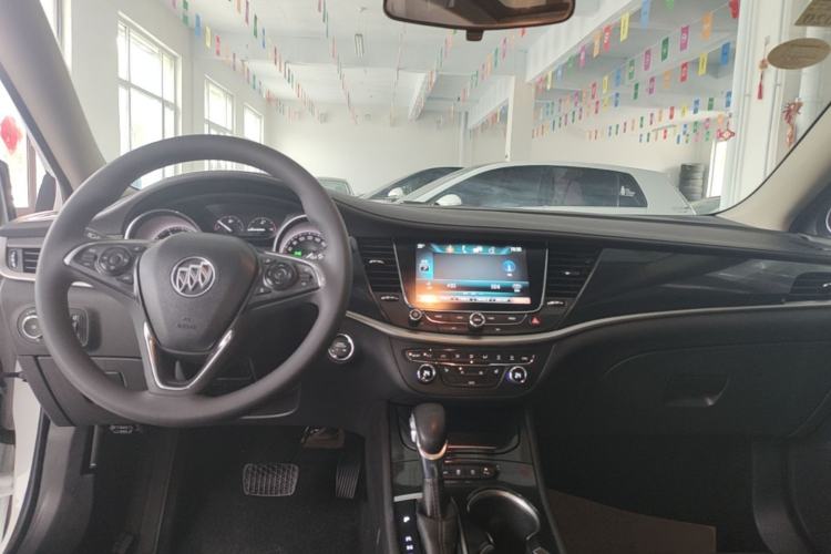 Used Buick Verano 2018 Sedan 20T Dual-Clutch Luxury Model Center Console