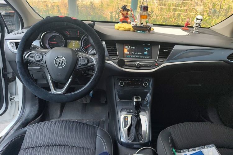 Used Buick Verano 2018 Hatchback 15S Automatic Leading Model Center Console