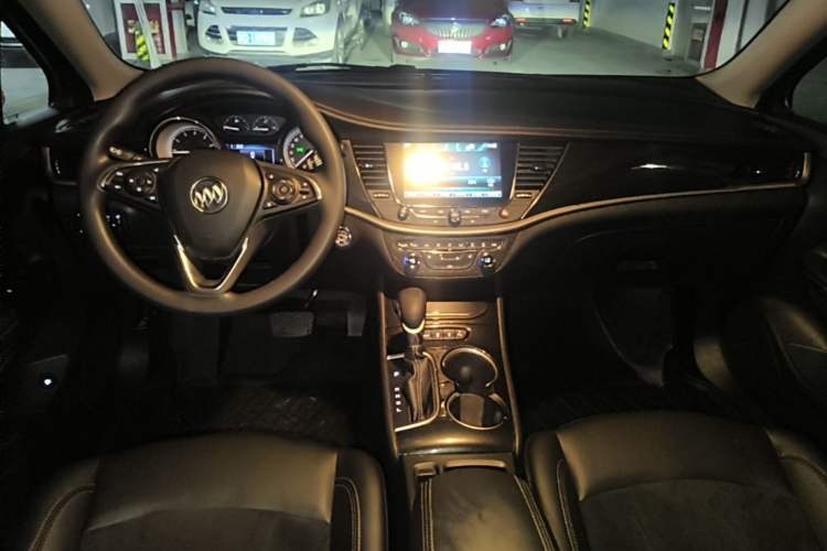Used Buick Verano 2018 Sedan 20T Dual-Clutch Luxury Model Center Console