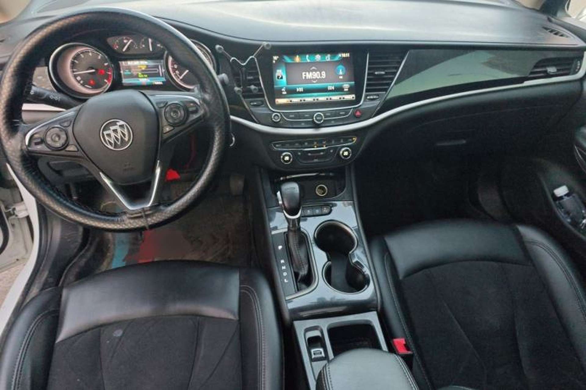 Used Buick Verano 2018 Sedan 20T Dual-Clutch Luxury Model Center Console