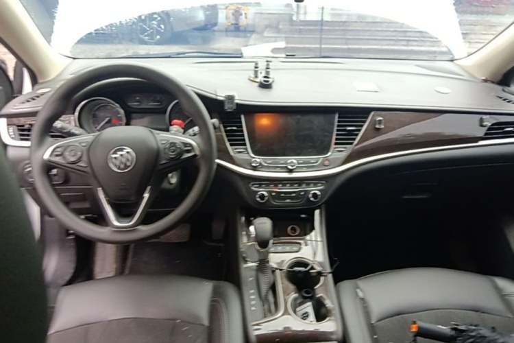 Used Buick Verano 2018 Sedan 20T Dual-Clutch Elite Model Center Console
