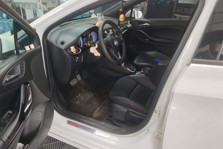 Used Buick Verano 2018 Hatchback GS 20T Dual-Clutch Progressive Model Driver Seat