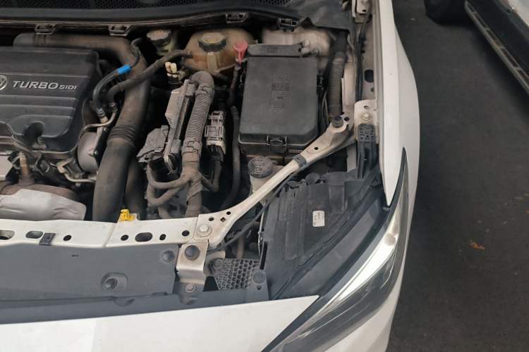 Used Buick Verano 2018 Sedan 20T Dual-Clutch Luxury Model Engine Bay Left