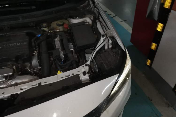 Used Buick Verano 2018 Sedan 20T Dual-Clutch Leading Model Engine Bay Left